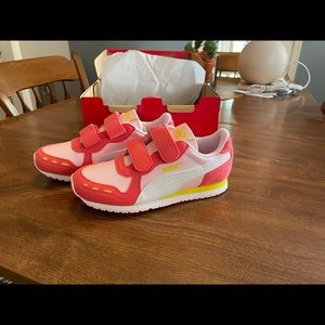 NWT Kids Size 1 - Puma Cabana Racer Velcro Sneakers